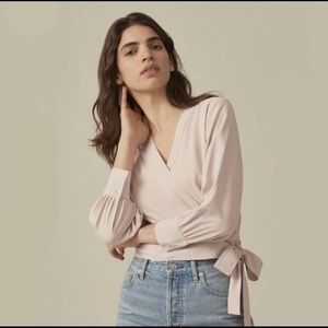 Everlane The Washable Silk Wrap Top in Pink